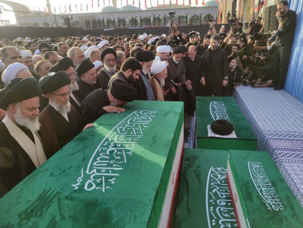 اقامه نماز بر پیکر رهبر شهید، آیت‌الله جوادی‌آملی، مسجد مقدس جمکران، تشییع رهبر شهید، قم، آیت‌الله خامنه‌ای، مراجع تقلید، وداع با رهبر شهید