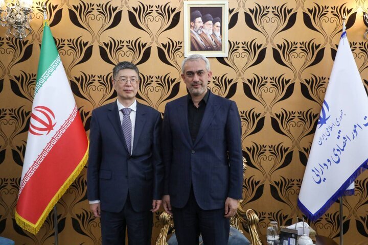 وزیر اقتصاد، سیدعلی مدنی‌زاده، سفیر چین، زونگ پی‌وو، روابط راهبردی ایران و چین، توسعه همکاری‌های اقتصادی، کمیسیون مشترک اقتصادی، حمایت چین از ایران، پیشنهاد چهارمادهای رئیس‌جمهور چین، ثبات منطقه، همکاری ایران و چین