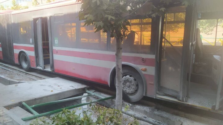 تصادف اتوبوس تهران، حادثه خیابان ولیعصر، اتوبوس BRT، شرکت واحد اتوبوسرانی، مصدومیت ۶ نفر، نقص فنی اتوبوس، تصادف زنجیره ای، علت حادثه در دست بررسی، پارک ساعی، آتش نشانی تهران، سازمان آتش نشانی، پلیس راهور، اخبار حوادث تهران